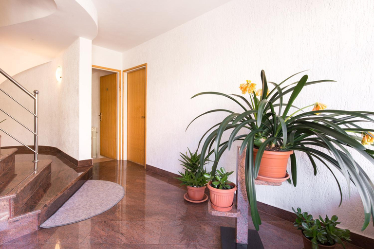 Others 5, Villa Paradiso, Punat