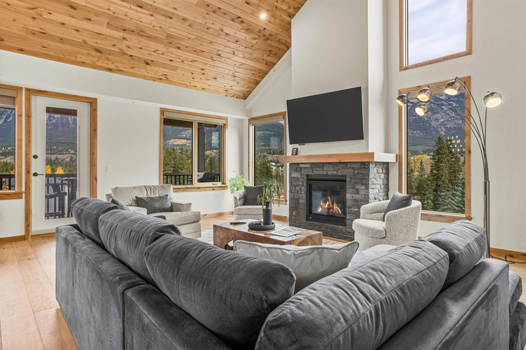 Others 2, Mountain Dreams Penthouse Hot Tub & Panoramic Views New in Spring Creek, Division No. 15