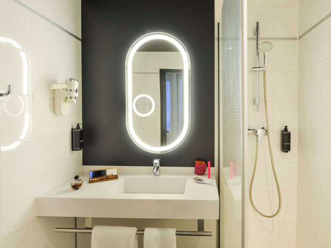 Bathroom 4, Ibis Paris Gare de l'Est 10ème, Paris
