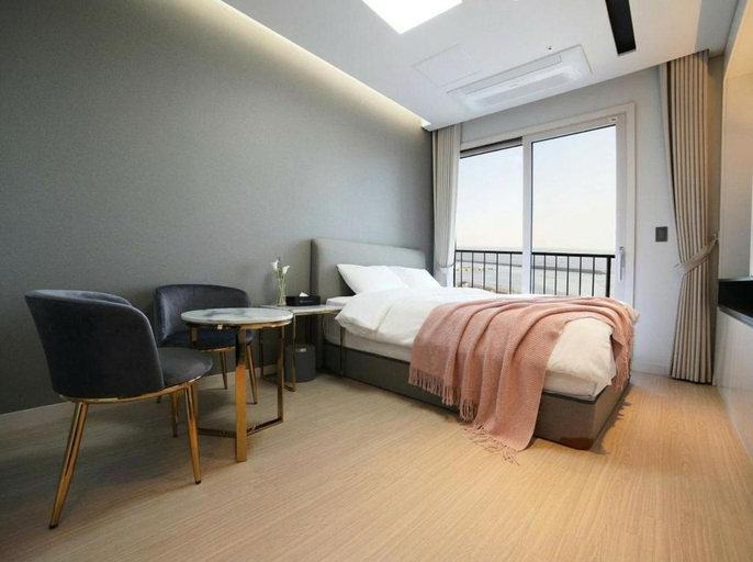 Bedroom 1, World State Hotel Sokcho, Sokcho