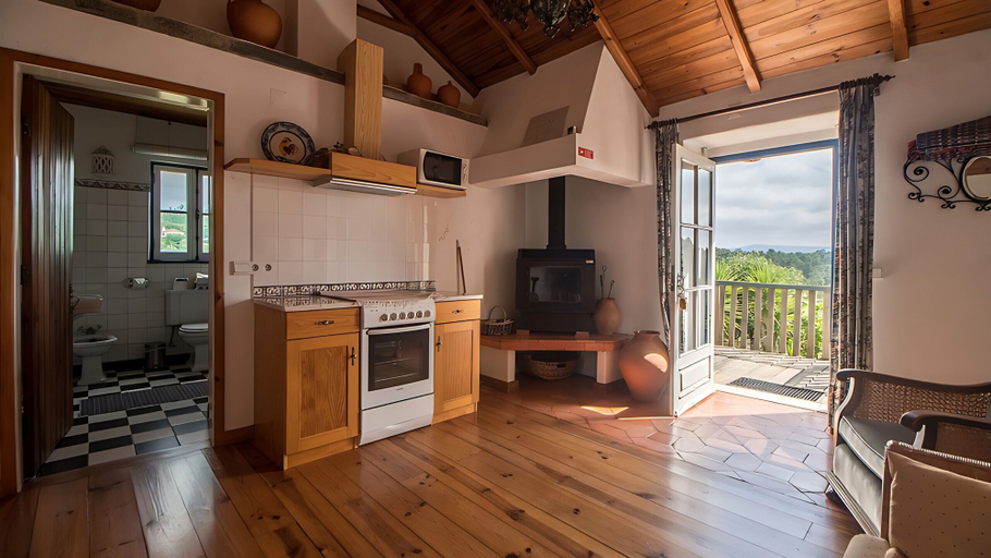 Private kitchen 2, Bonjardim Boutique Villa by Gt House, Sertã