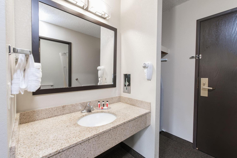 Bathroom 4, Baymont by Wyndham Pierre, Hughes