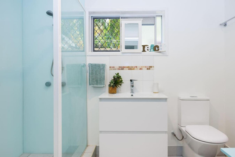 Bathroom 2, Millys Pawfect Beach House, Bribie Island