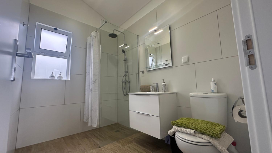 Bathroom 3, Casa Malee, Calheta