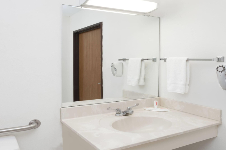 Bathroom 3, Super 8 by Wyndham Washington/Peoria Area, Tazewell