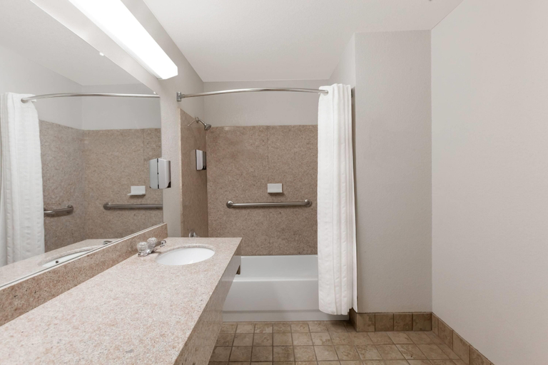 Bathroom 4, Super 8 by Wyndham Cleburne, Johnson