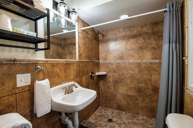 Bathroom 3, Yellowstone Riverside Cottages, Park