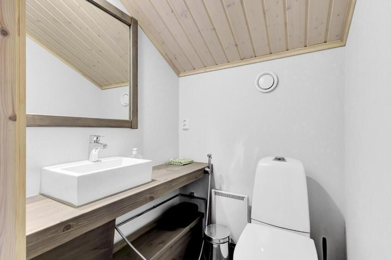 Bathroom 5, Skicamp 3 - Modern 3BR Villa in Pyhä, Lapland