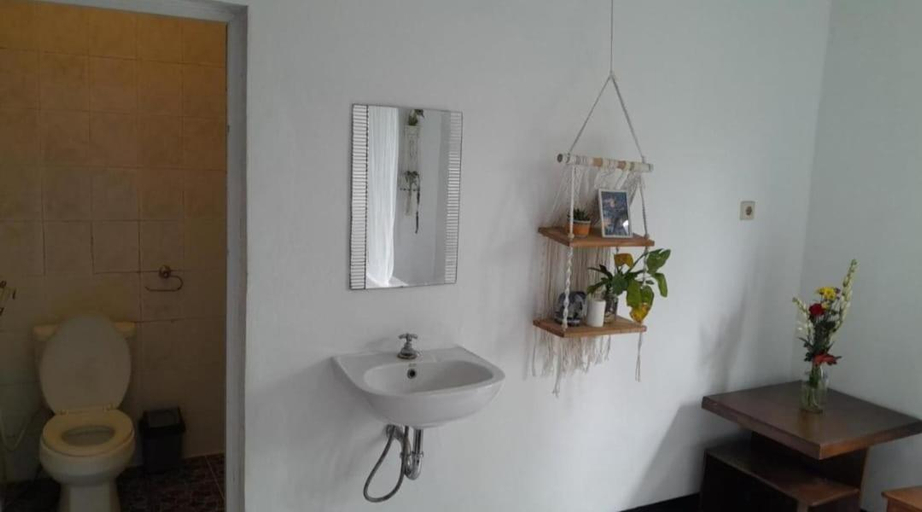 Bathroom, Bukit Kembar Guest House, Tabanan