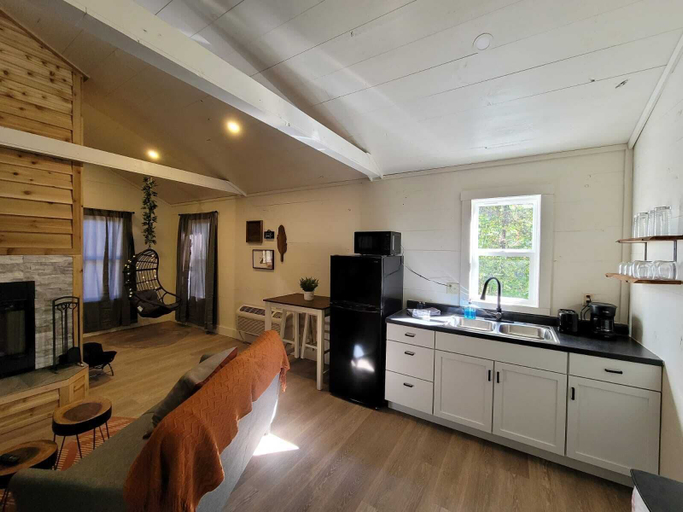 Exterior 2, Avenwood Cabins, Perry