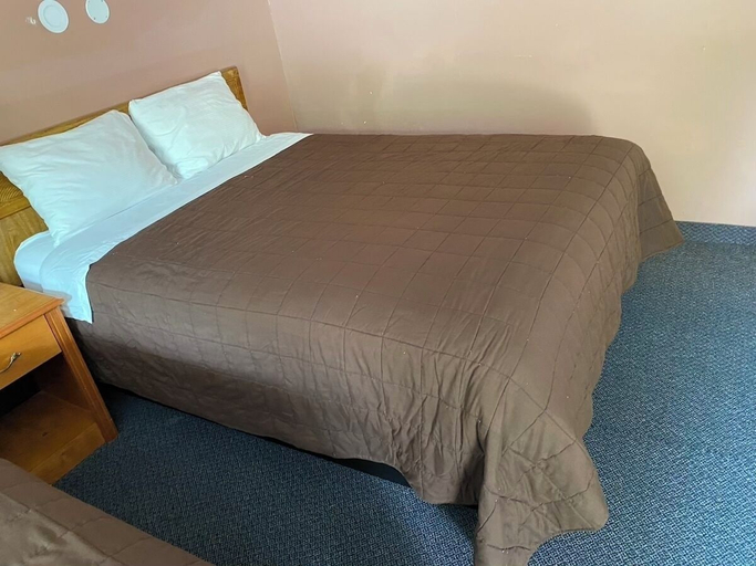 Bedroom 4, Kings Inn - Orillia, Simcoe
