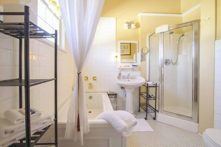 Bathroom 3, Burke Manor Inn & Pavilion, Guilford