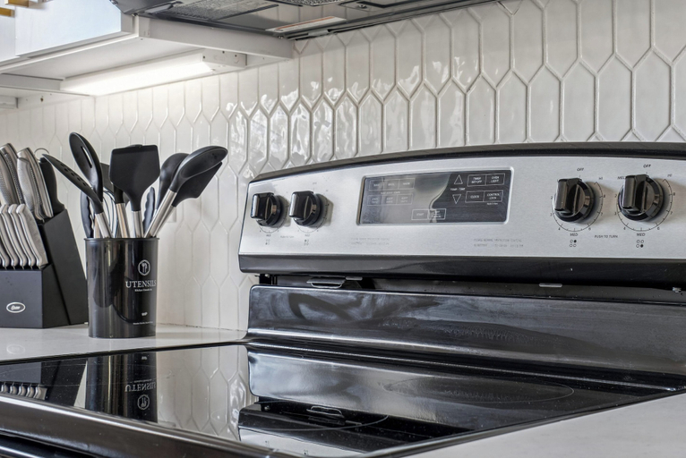 Private kitchen 2, Elegant 4br/3ba Gem Near Downtown & The Alamo, Bexar