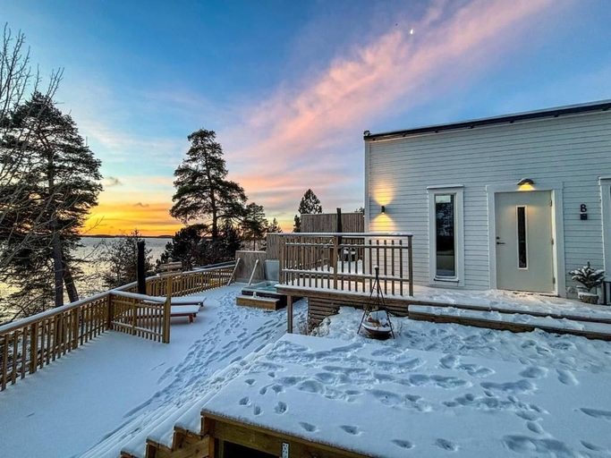 Terrace/patio 2, Two Lakefront Villas with Hot Tub & Dock, Upplands-Bro