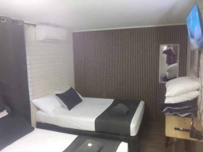 Bedroom 3, Kingsford Riverside Inn, Hamilton