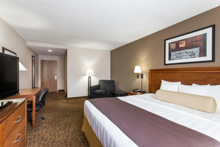 Bedroom 3, Days Inn & Suites by Wyndham Fort Pierce I-95, Saint Lucie