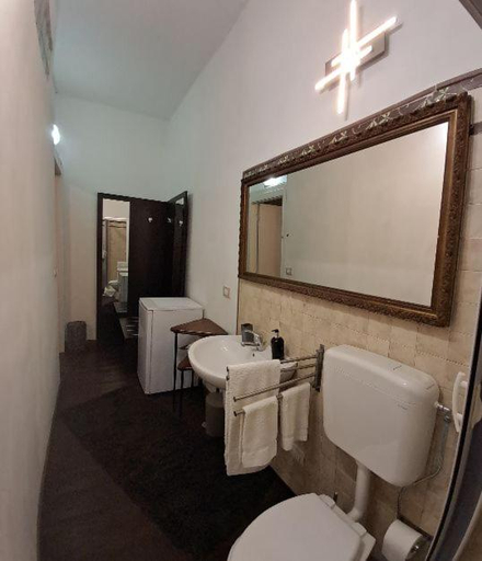 Bathroom 2, Casa Antioco B&B, Syracuse