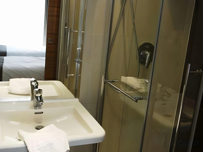 Bathroom 4, Chabrol Opera, Paris