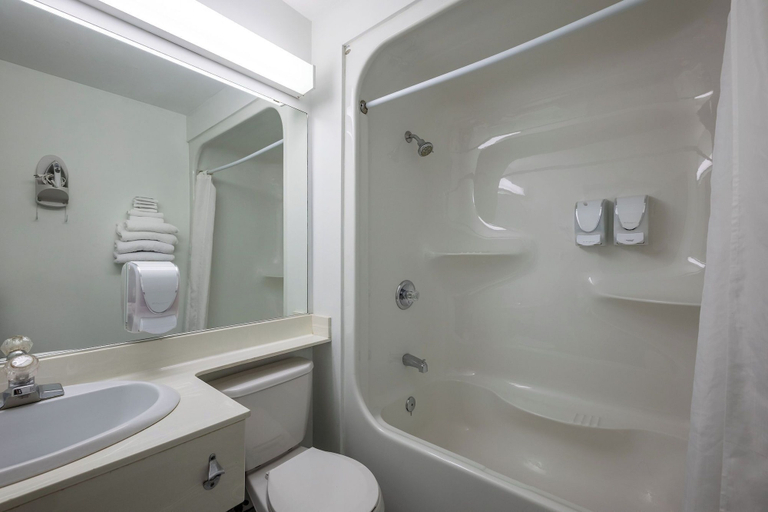 Bathroom 4, Repotel Aéroport Québec, Communauté-Urbaine-de-Québec