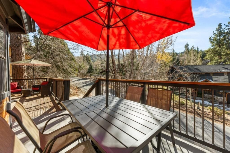 Outdoor dining 4, Black Bear Lodge at Moonridge, San Bernardino