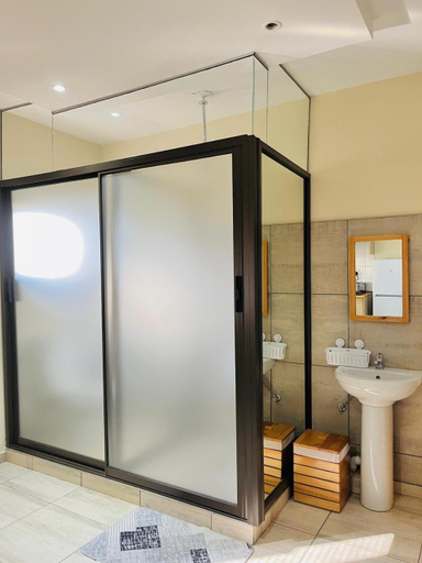 Bathroom, Thabeng Hotel & Restaurant