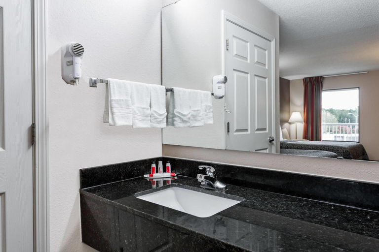 Bathroom 5, Days Inn by Wyndham Lugoff, Kershaw