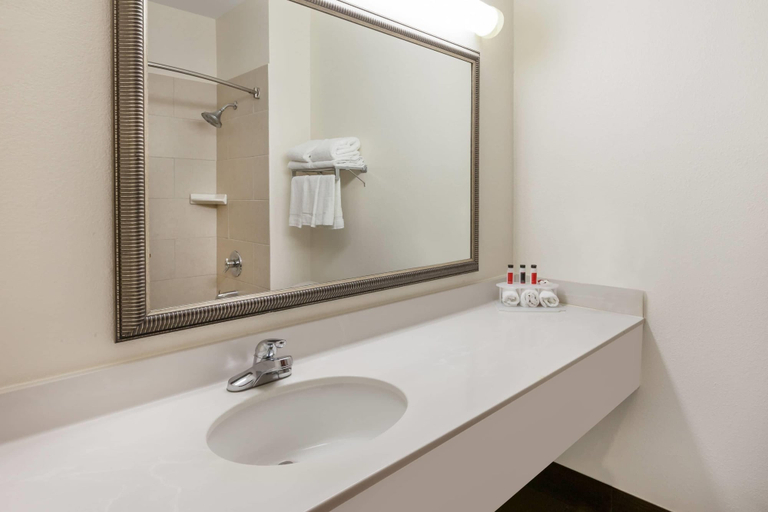 Bathroom 4, Baymont by Wyndham Chelsea, Washtenaw
