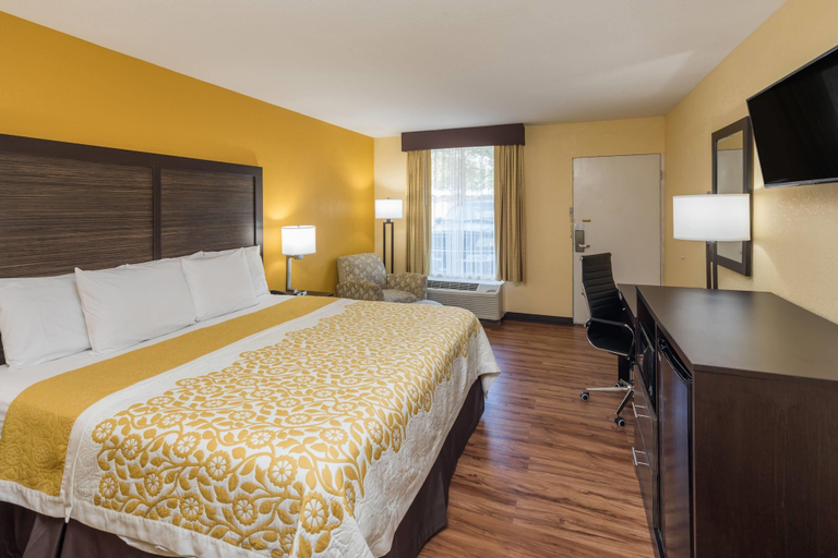 Bedroom 3, Days Inn by Wyndham Madison, Morgan