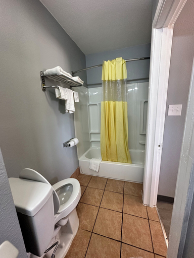 Bathroom 4, Budget Inn Magnolia, Columbia