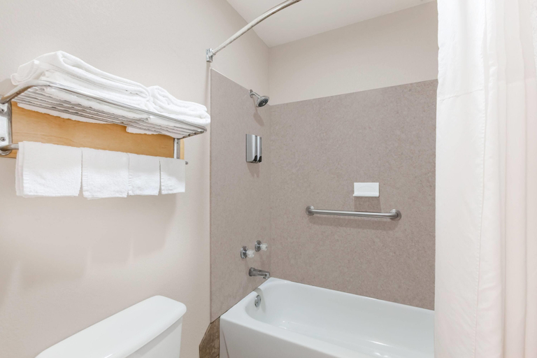 Bathroom 4, Super 8 by Wyndham Cleburne, Johnson