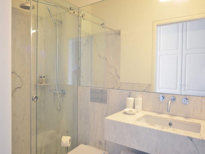 4, Spacious city apartment with modern amenities, Porto