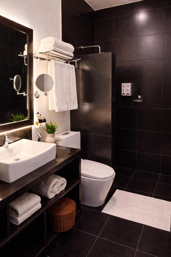 Bathroom 2, Sundaras Infinity Jungle Resort, Dambulla