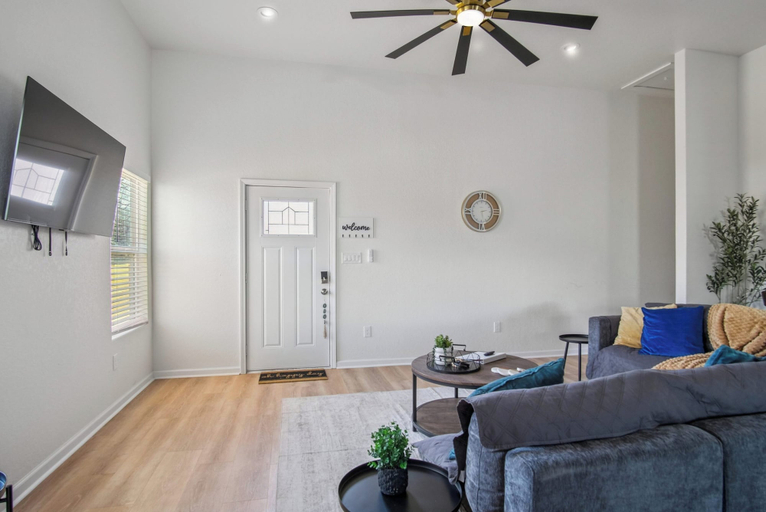 Living room 5, Elegant 4br/3ba Gem Near Downtown & The Alamo, Bexar