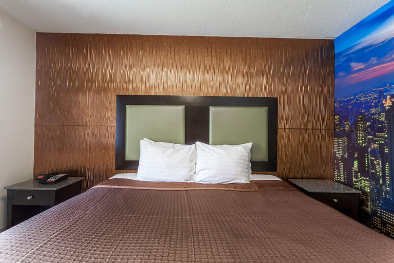 Bedroom 3, Travelodge by Wyndham South Hackensack, Bergen
