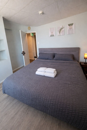 Room 3, Hotel New Avenue, Division No. 21