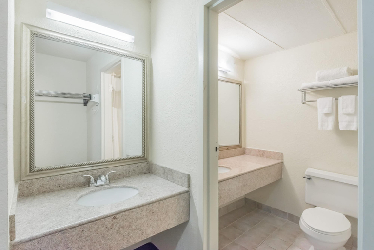 Bathroom 4, Baymont by Wyndham Kokomo, Howard