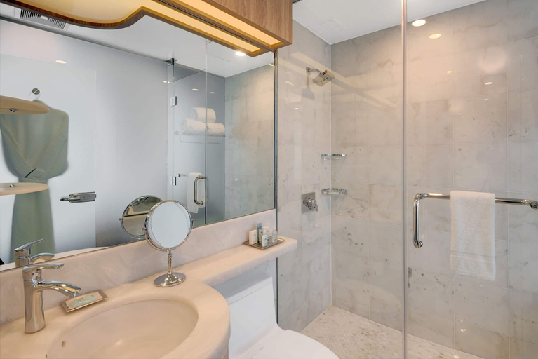 Bathroom 4, Wyndham Garden Brooklyn Sunset Park, New York