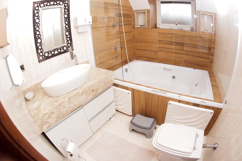 Bathroom 3, Castelinho Solemar - Suite Premium com Banheira Privativa e Ar, Praia Grande