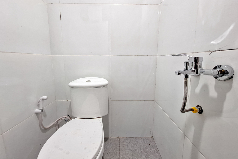 Bathroom 4, RedDoorz Syariah @ Kampoeng Ngapak Kebumen, Kebumen