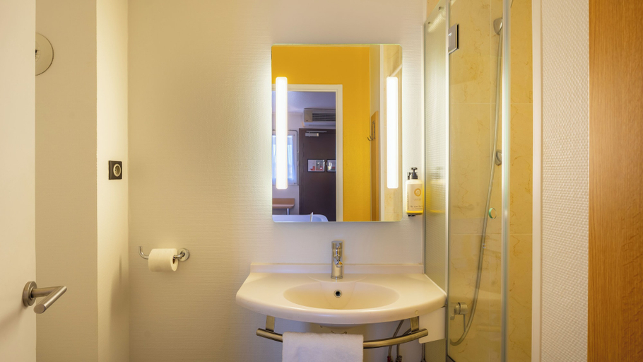 Bathroom 5, Kyriad ECO - Lorient Lanester, Morbihan