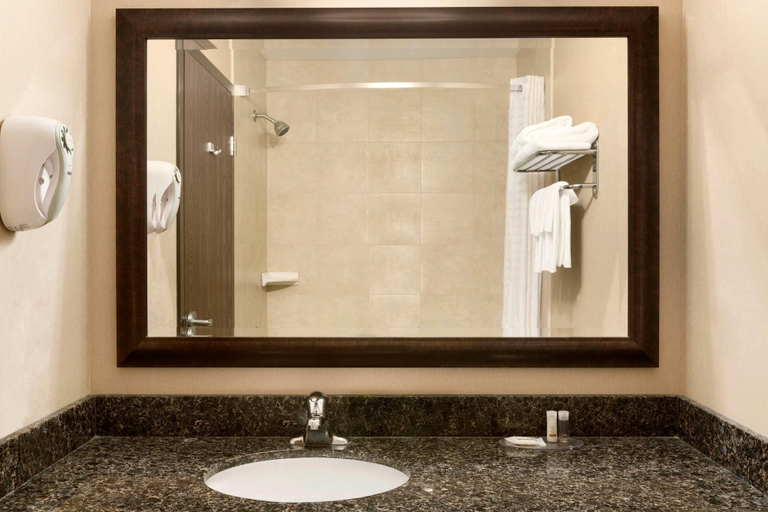 Bathroom 4, Days Inn by Wyndham Innisfail, Division No. 8