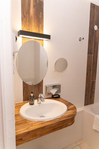 Bathroom 3, Logis Hostellerie De L'Abbaye, Var