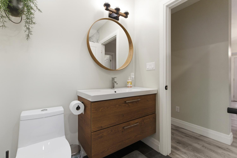 Bathroom 3, Spruce Suite Historic NOTL - VINEYARD RETREAT, Niagara