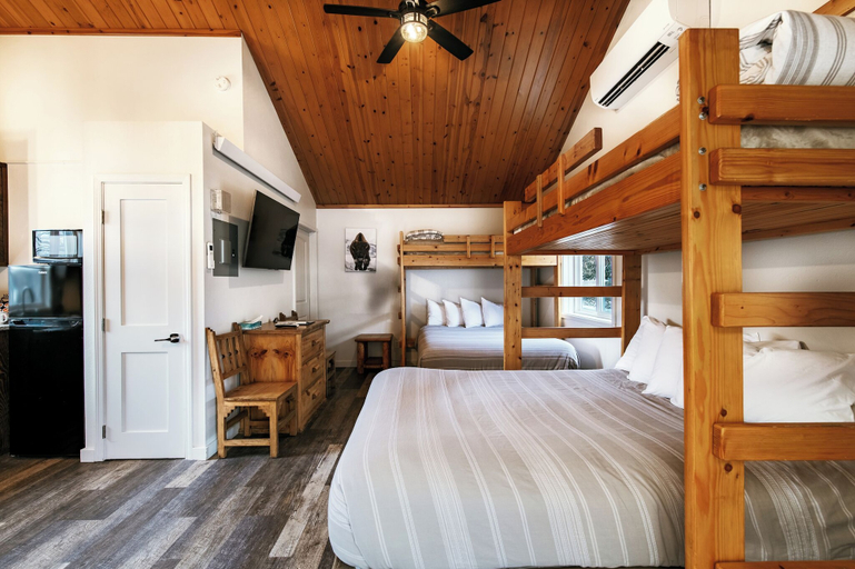 Bedroom 2, Yellowstone Riverside Cottages, Park