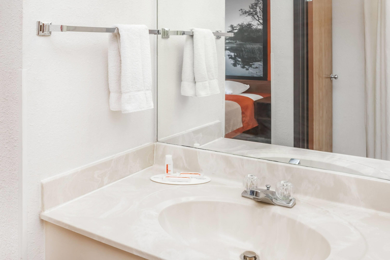 Bathroom 5, Super 8 by Wyndham Washington/Peoria Area, Tazewell