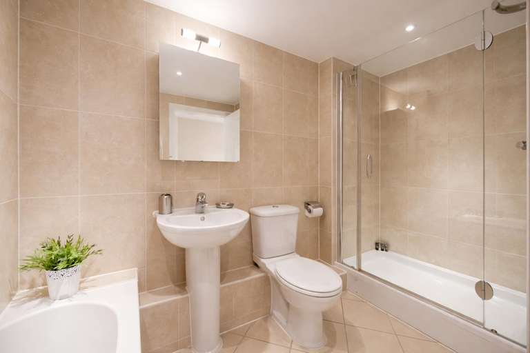 Bathroom 2, Roomspace Serviced Apartments - The Courtyard, London