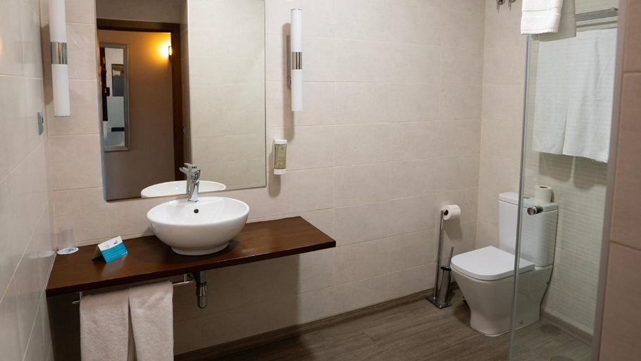 Bathroom 5, BLUESEA Dimona Suites, Málaga