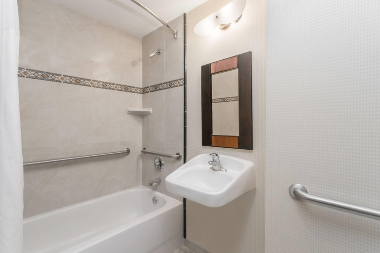 Bathroom 4, Days Inn & Suites by Wyndham Fort Pierce I-95, Saint Lucie