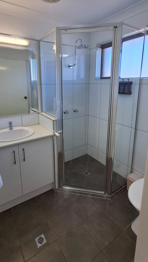 Bathroom, Macintyre Motor Inn, Goondiwind