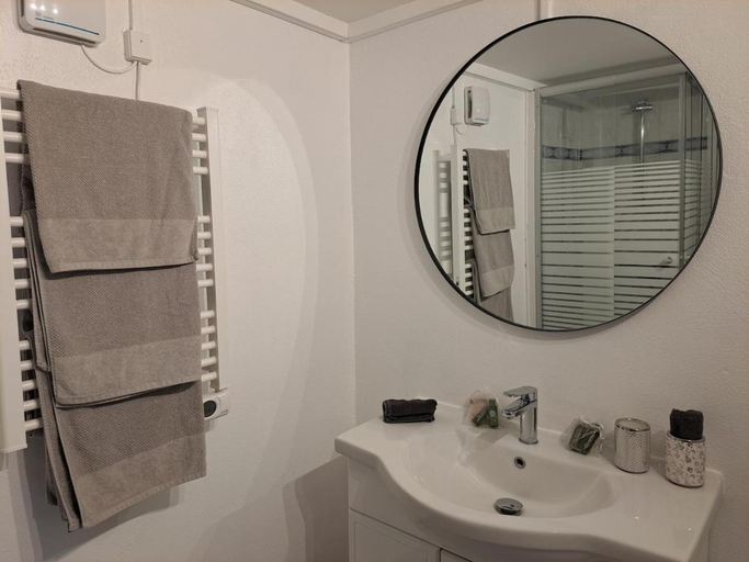 Bathroom 4, BASTIDE PRESQU ILE DE GIENS SUPERBE VUE MER PISCINE, Var